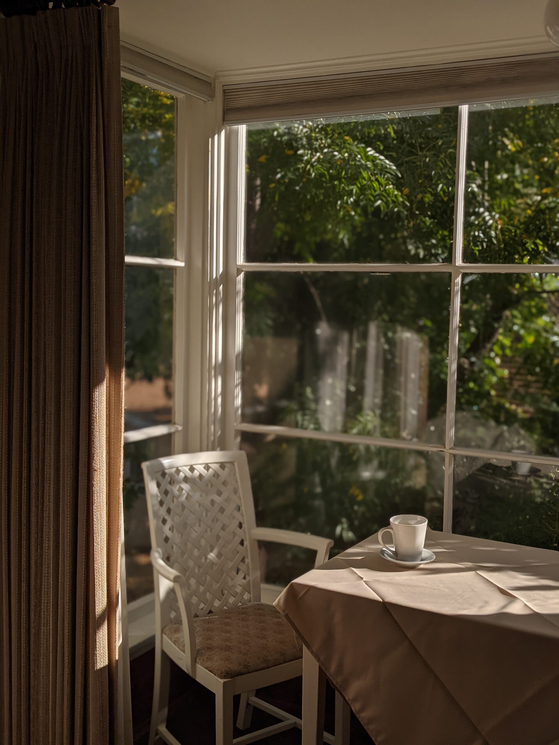 Cozy breakfast nook at Ojai Retreat & Inn.