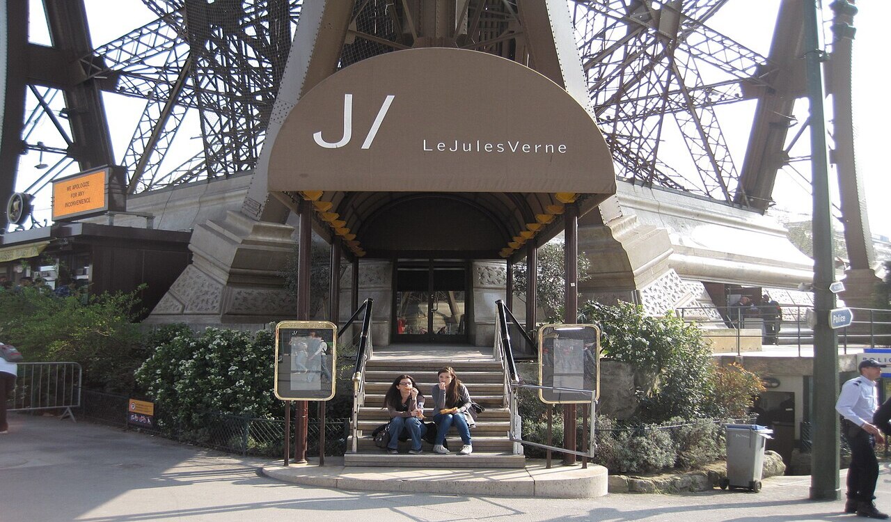 Le Jules Verne restaurant