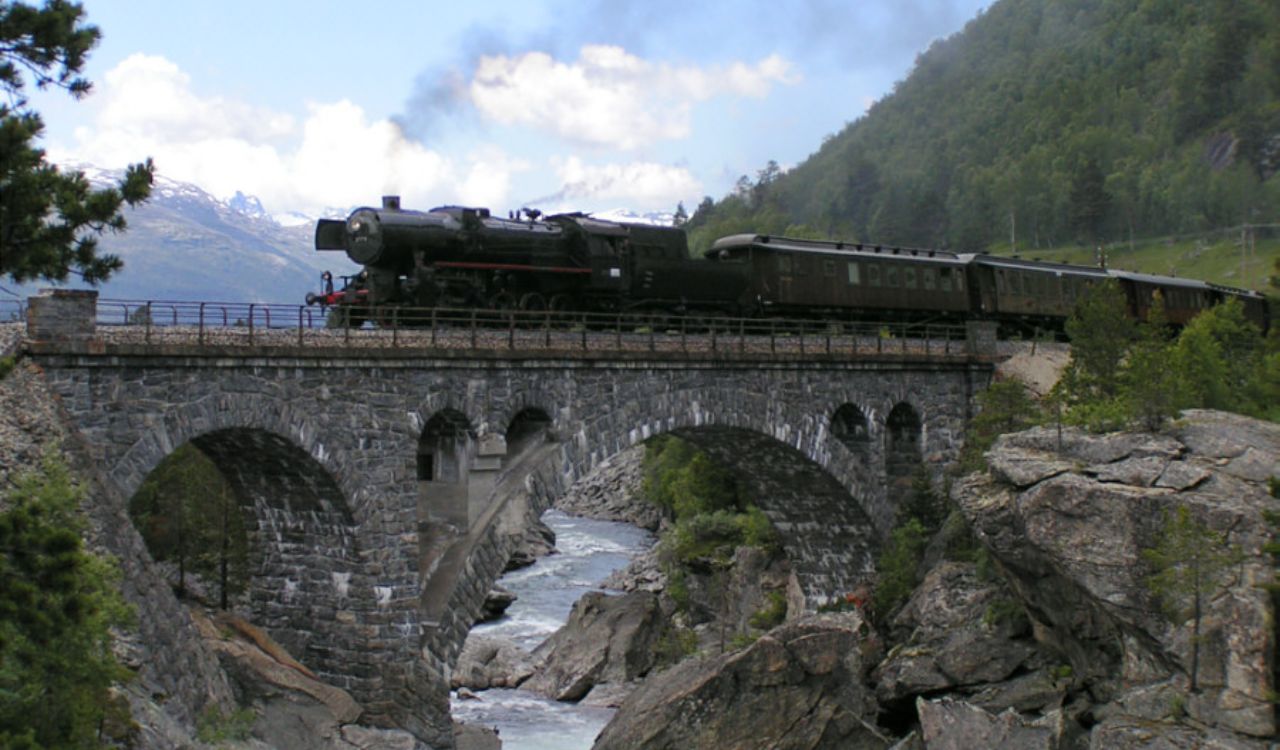 Nororient Express crosses a stone bridge in the Norwegian mountains
