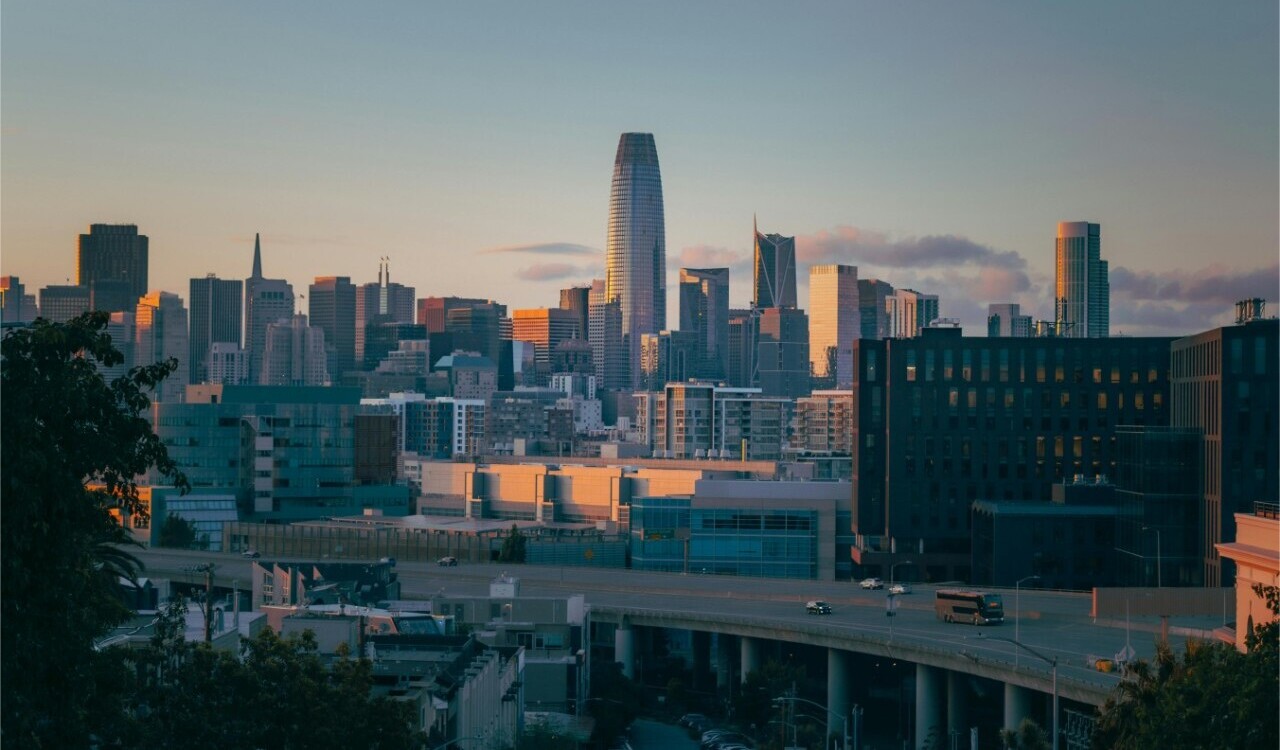 San Francisco skyline with Salesforce Tower at sunset.