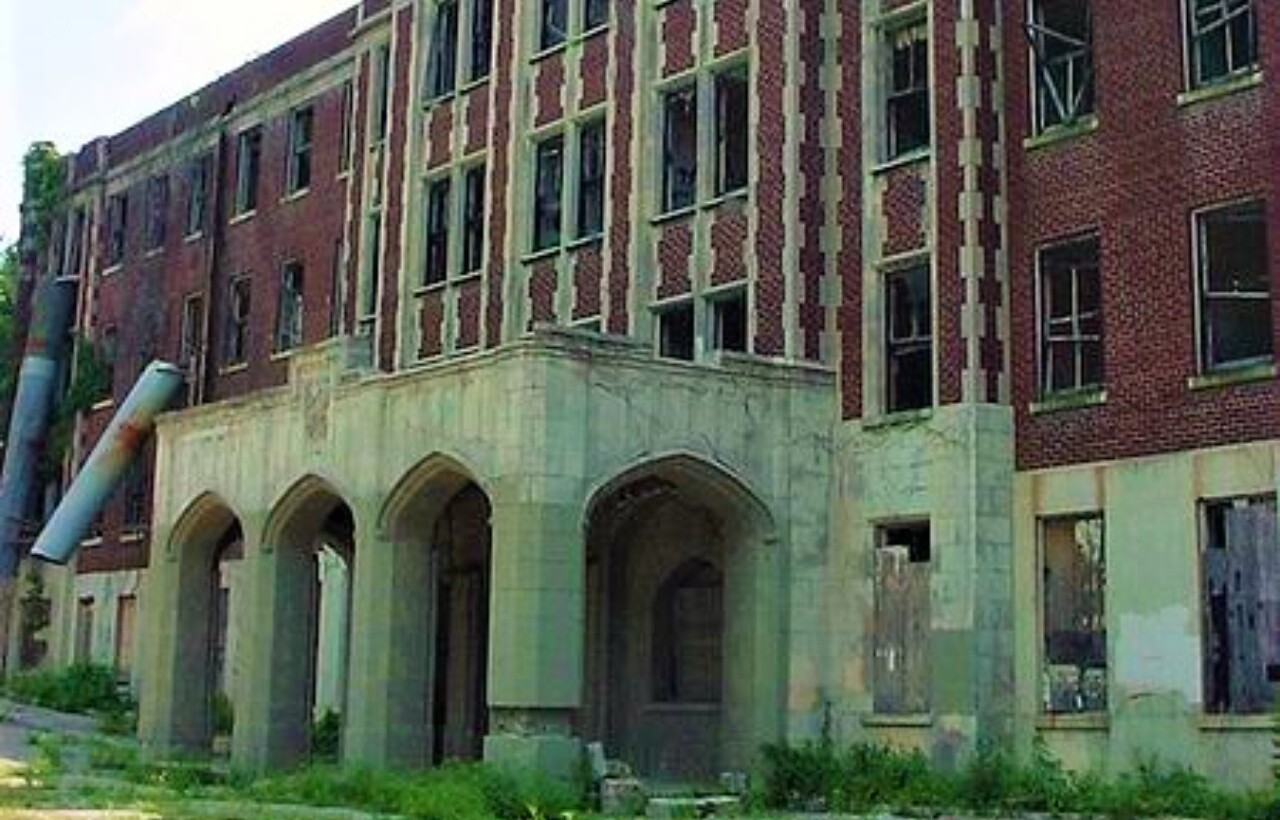 Abandoned facade of Waverly Hills Sanatorium in Louisville, Kentucky.