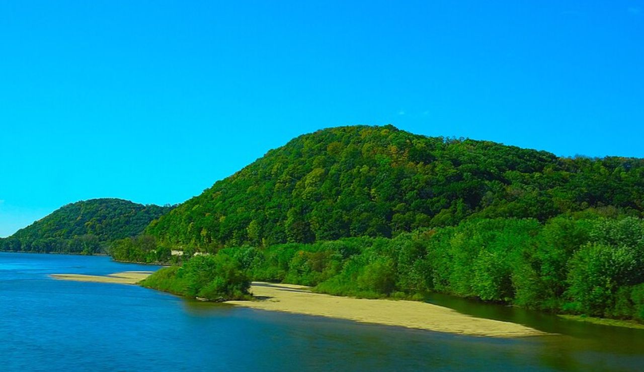 Scenic view of the Mississippi River and lush hills in the Driftless Area spanning Wisconsin, Iowa, and Minnesota.