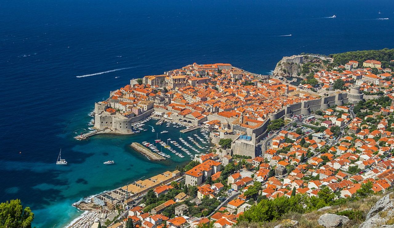 Aerial view of Dubrovnik’s historic Old Town in Croatia, featuring medieval city walls, terracotta rooftops, and the Adriatic Sea.