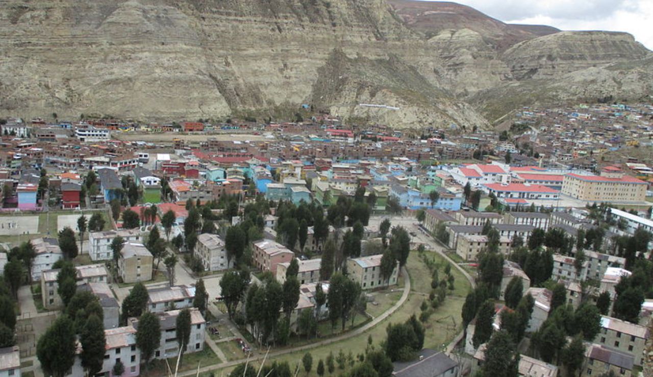 Aerial view of La Oroya, Peru, surrounded by mountains and residential buildings