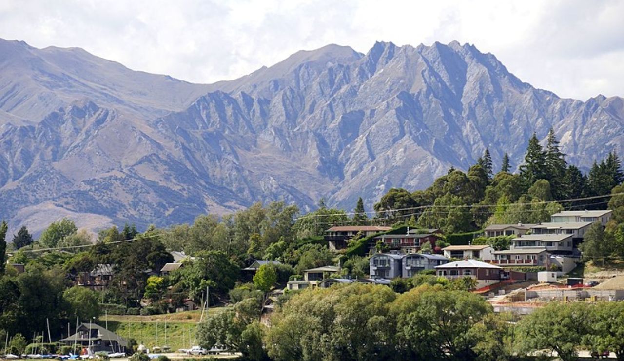 Lakeside view of Lake Wānaka with mountains in the background, New Zealand.