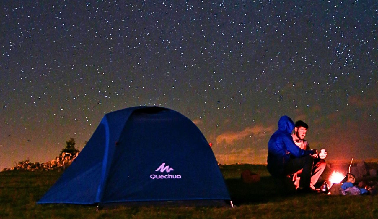 Starry sky above flat open area on Mauna Kea