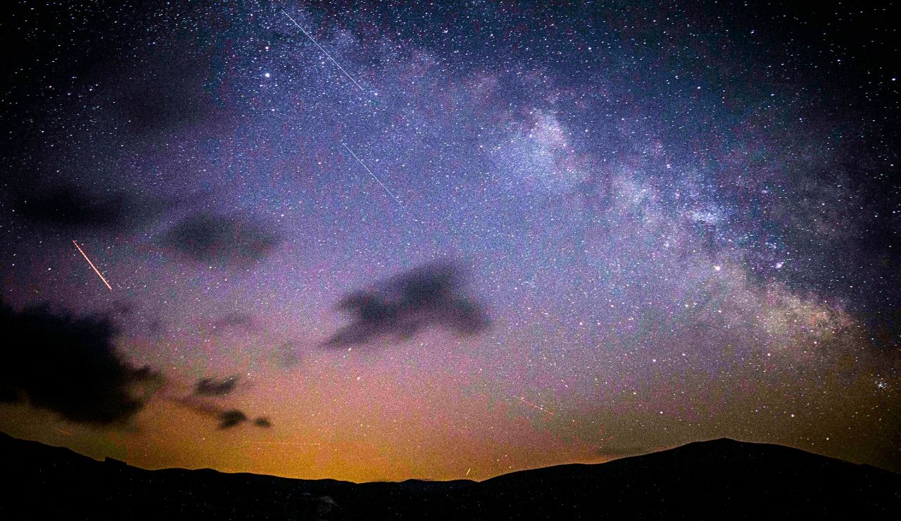 Meteor streaks across starry night sky at Mauna Kea