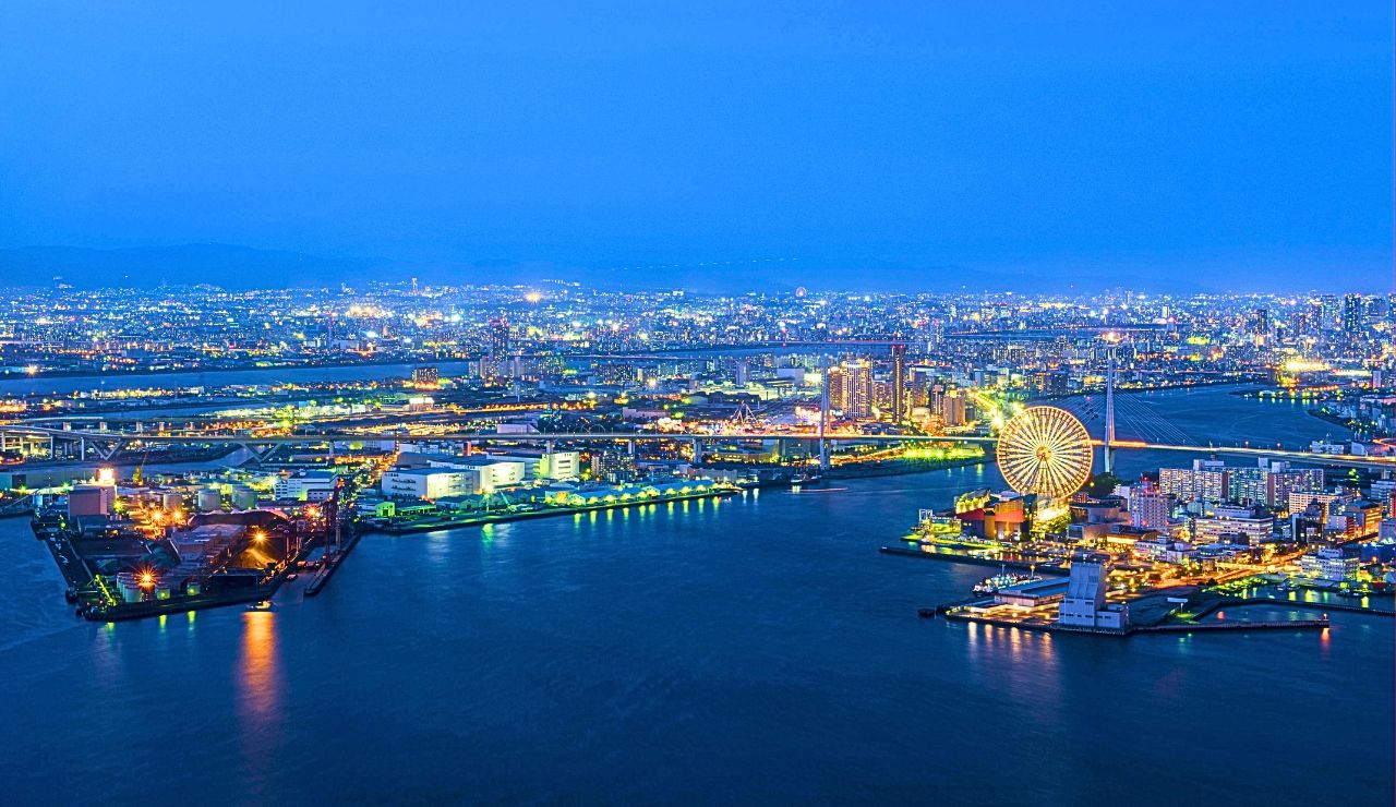 Singapore skyline with Marina Bay Sands and Supertree Grove.