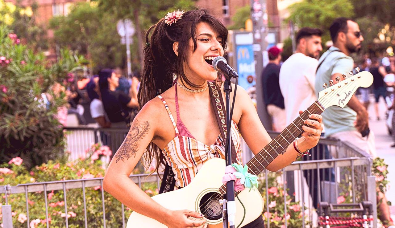 A girl singing in Valencia, Spain.