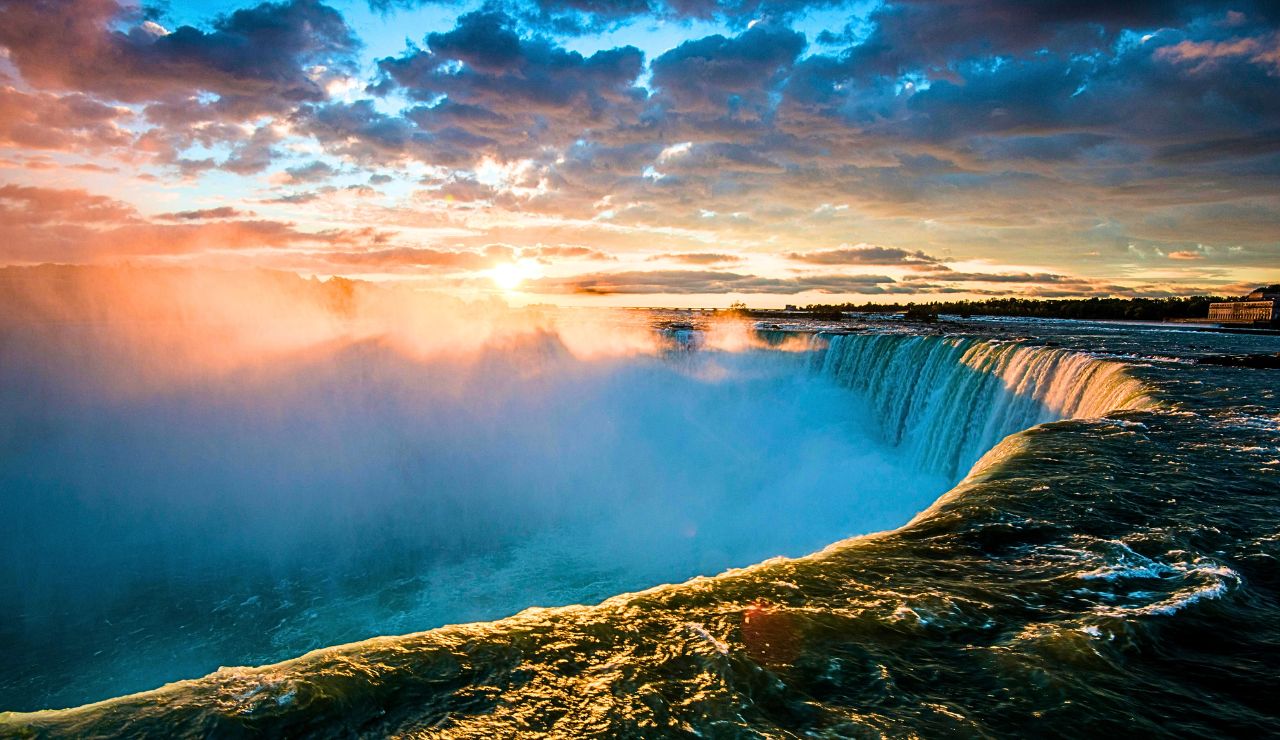 Sunset view over Horseshoe Falls from the Table Rock viewing area.