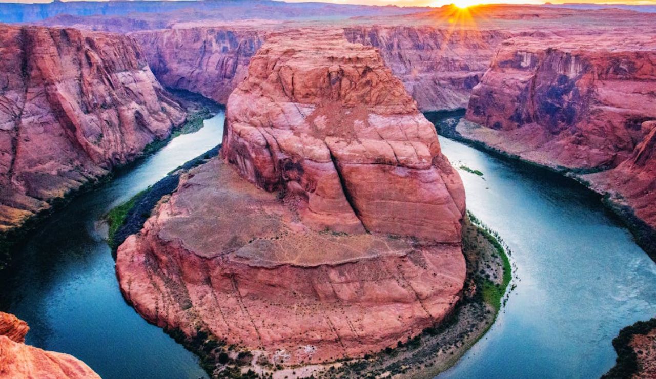 Horseshoe Bend, Arizona – Iconic river curve carved into vibrant red canyon walls.