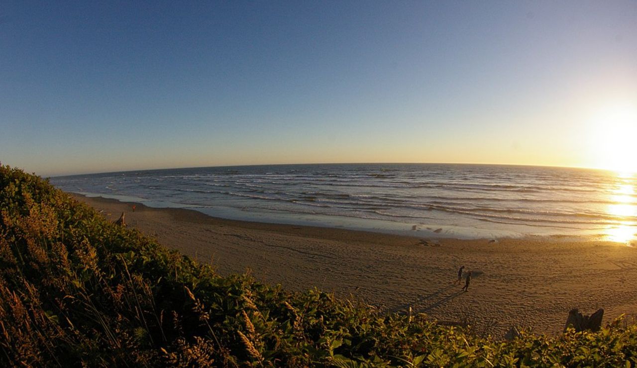 Beachside Sunset at Ocean Shores, Washington – Wide shoreline with golden hour glow.