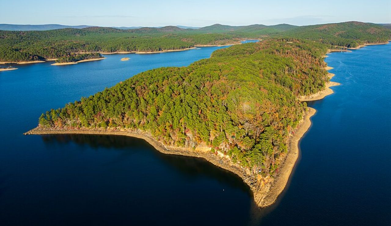 Lake Ouachita Vista Trail, Arkansas – Peaceful forested trails meet sparkling lake views.