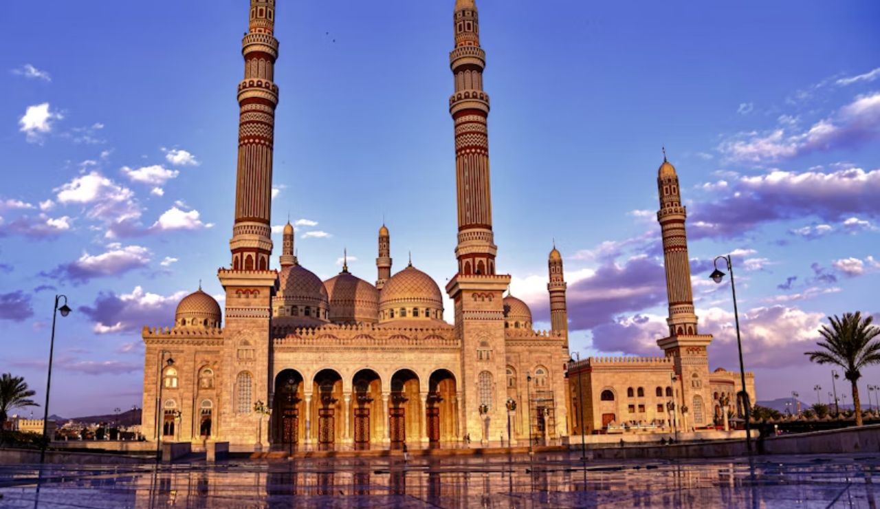 Al Saleh Mosque, Sana'a, Yemen – A majestic landmark glowing at sunset.