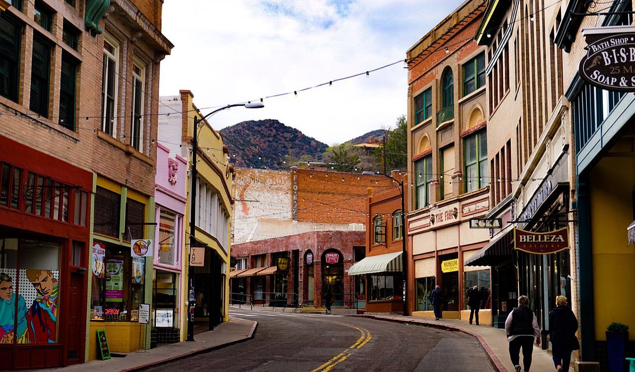 Colorful streets and quirky shops in Bisbee, Arizona