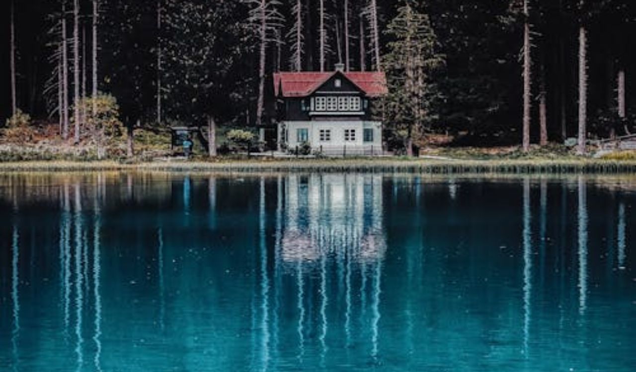 Tucked in the pines of Montana’s Flathead Lake, Blue Heron Retreat offers glassy waters, forest views, and pure tranquility