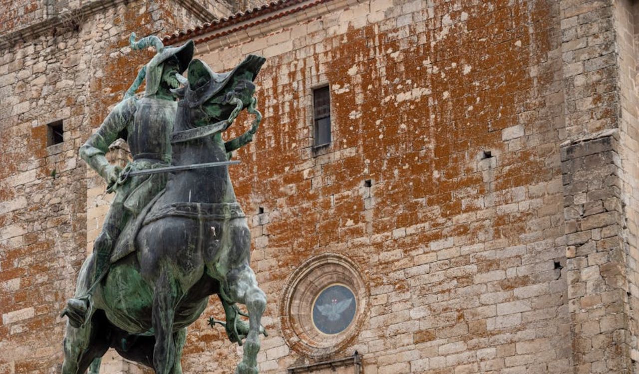 Equestrian statue of conquistador Francisco Pizarro in Trujillo’s historic Plaza Mayor, Extremadura, Spain