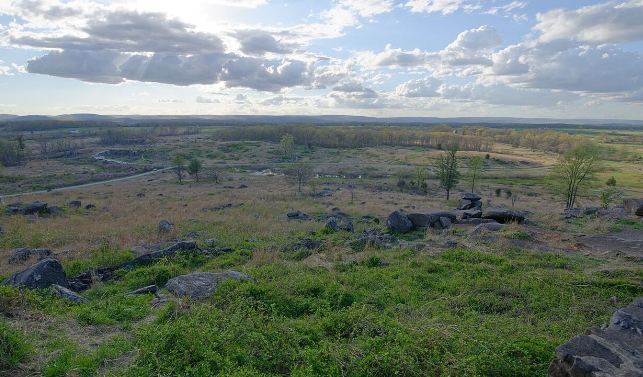 A scenic view of grassy fields and rocks in Gettysburg, Pennsylvania.









