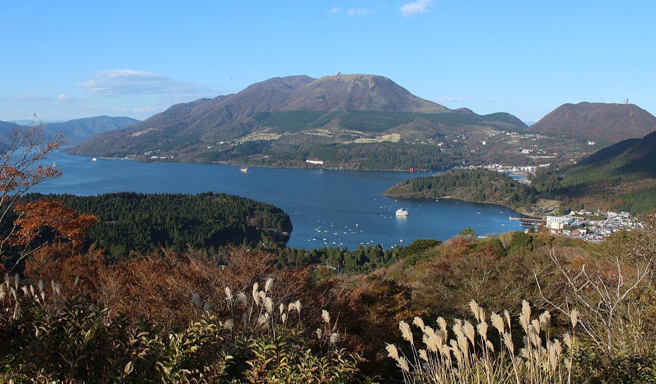Scenic view of Lake Ashi in Hakone, Japan, surrounded by mountains and autumn foliage