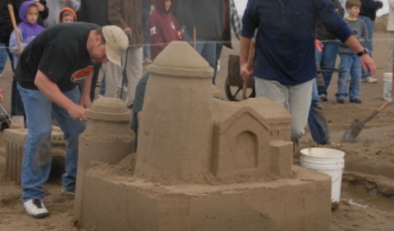 Craft sandy masterpieces by the shore