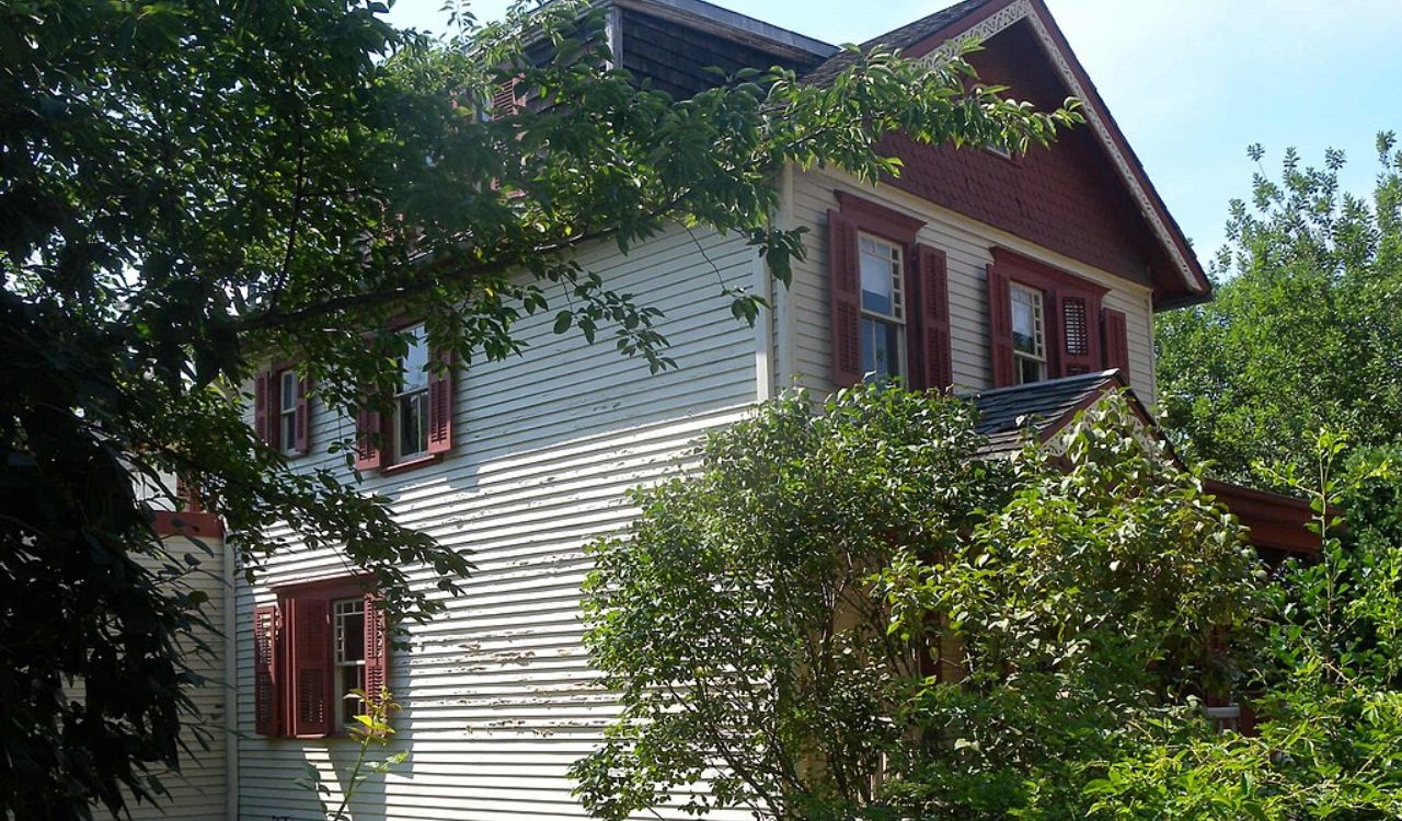 White historic house with red shutters