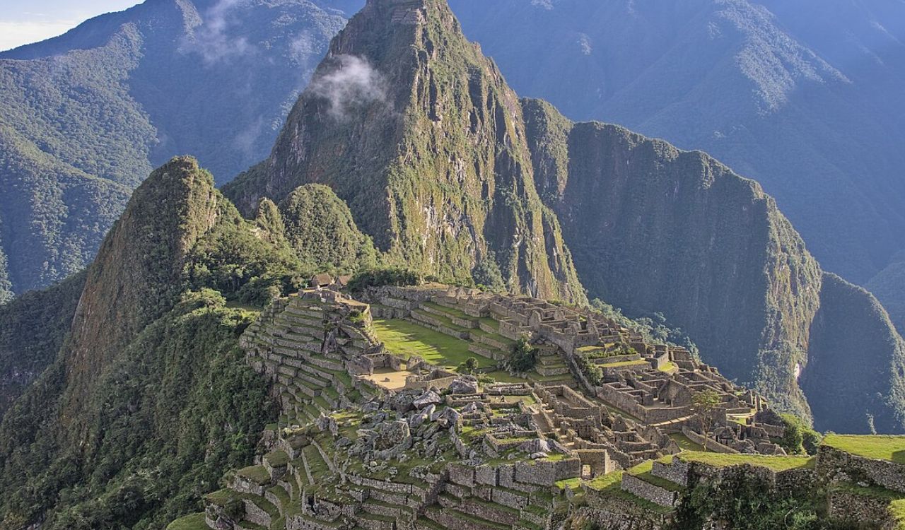 Panoramic view of Machu Picchu ruins with Huayna Picchu peak in Peru’s Andes