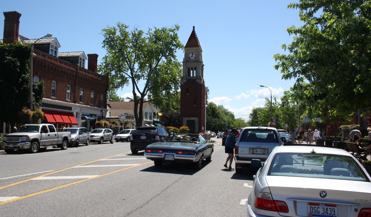 Clock tower and historic shops on a busy street in Niagara-on-the-Lake, Ontario.
