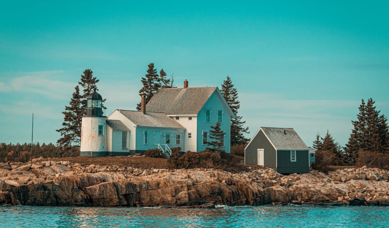 A charming lighthouse-style cabin by Moosehead Lake, Maine—ideal for serene mornings and unforgettable waterfront views