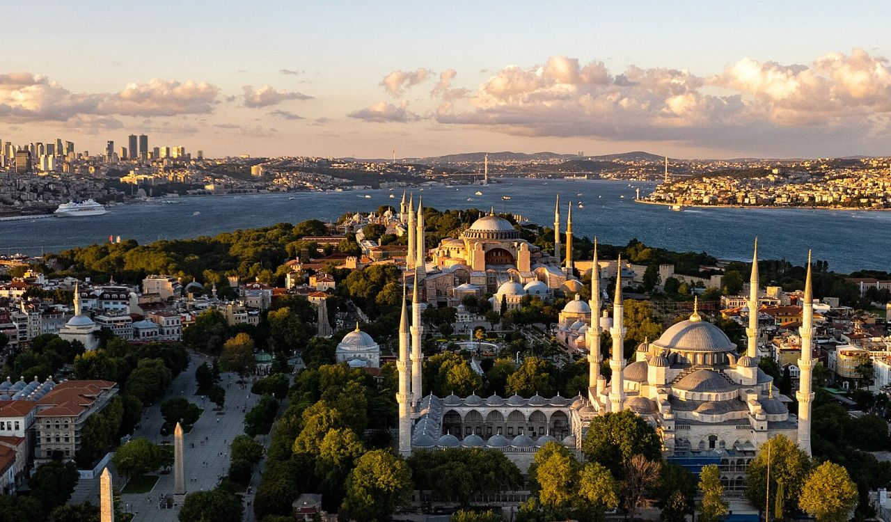 Aerial view of Istanbul featuring the Hagia Sophia, Blue Mosque, and Bosphorus Strait