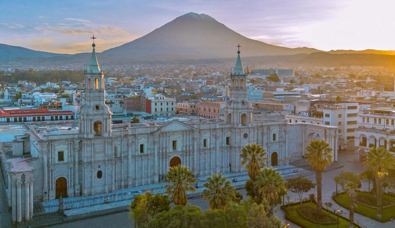 Arequipa white stone buildings with mountain view