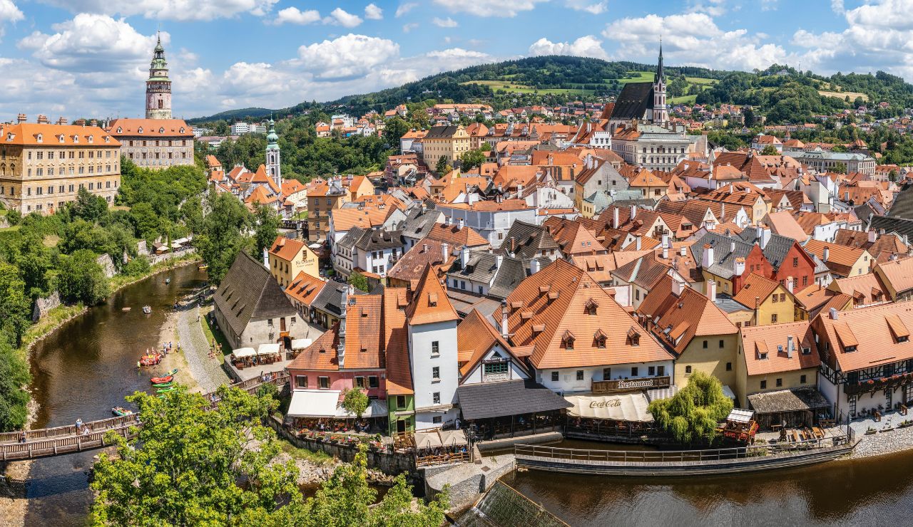 Aerial view of Český Krumlov’s red rooftops and castle beside the Vltava River