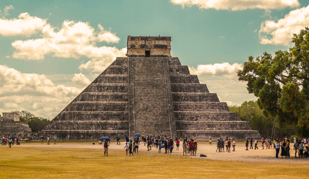  El Castillo pyramid at Chichén Itzá with visitors exploring the base