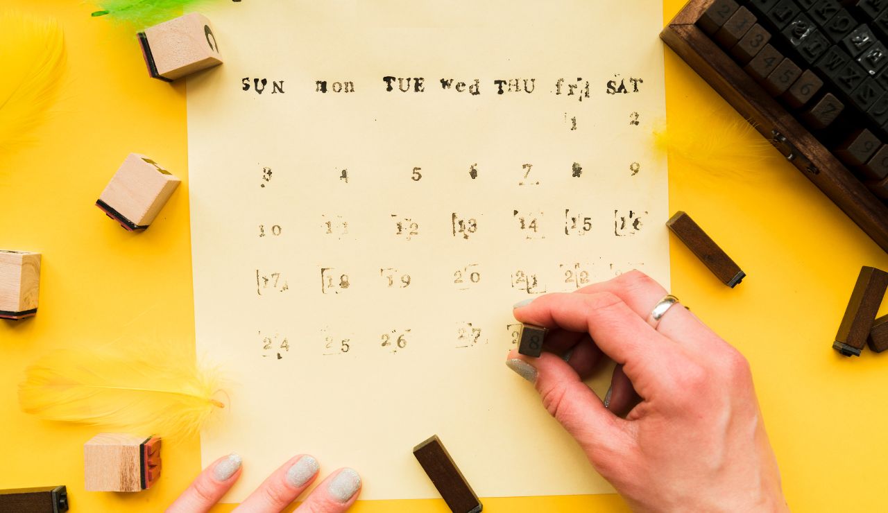 A calendar with circled dates and “Book Early” written on a sticky note.