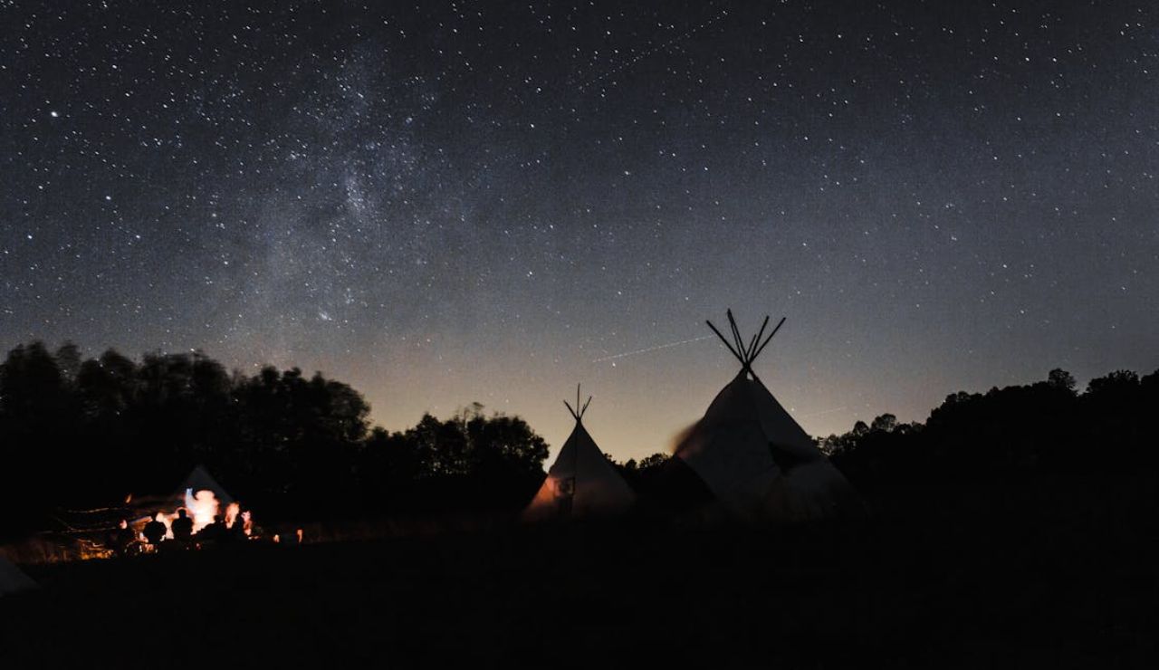 Under the vast night sky, this remote campsite offers an ideal escape for stargazing in peace.