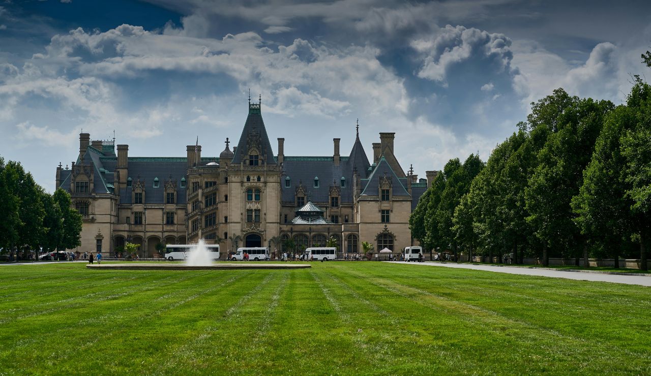 Hildene mansion surrounded by gardens and Vermont hills