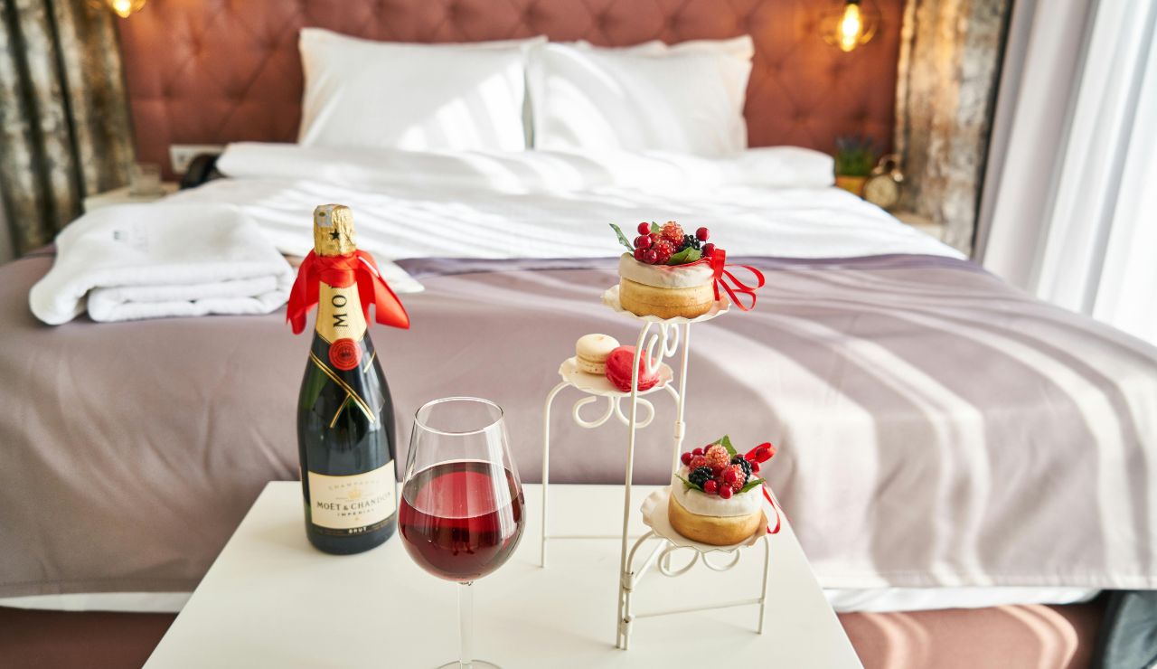 Bed with rose petals and a complimentary dessert