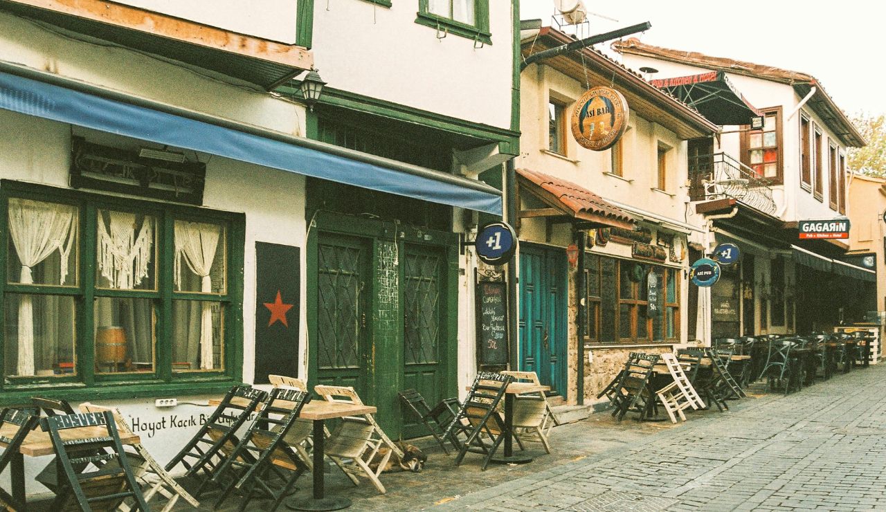 Warren Street with antique shops and historic buildings