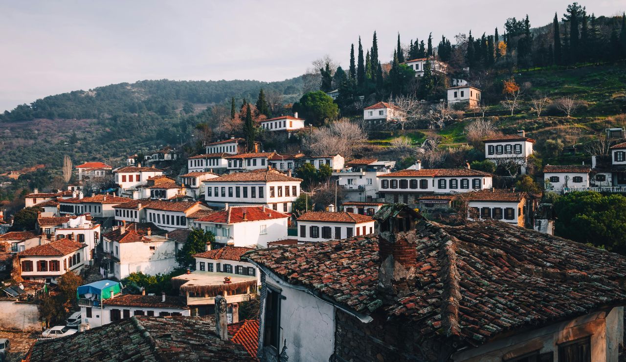 Steep hillside with leaning old buildings and a dusty street view