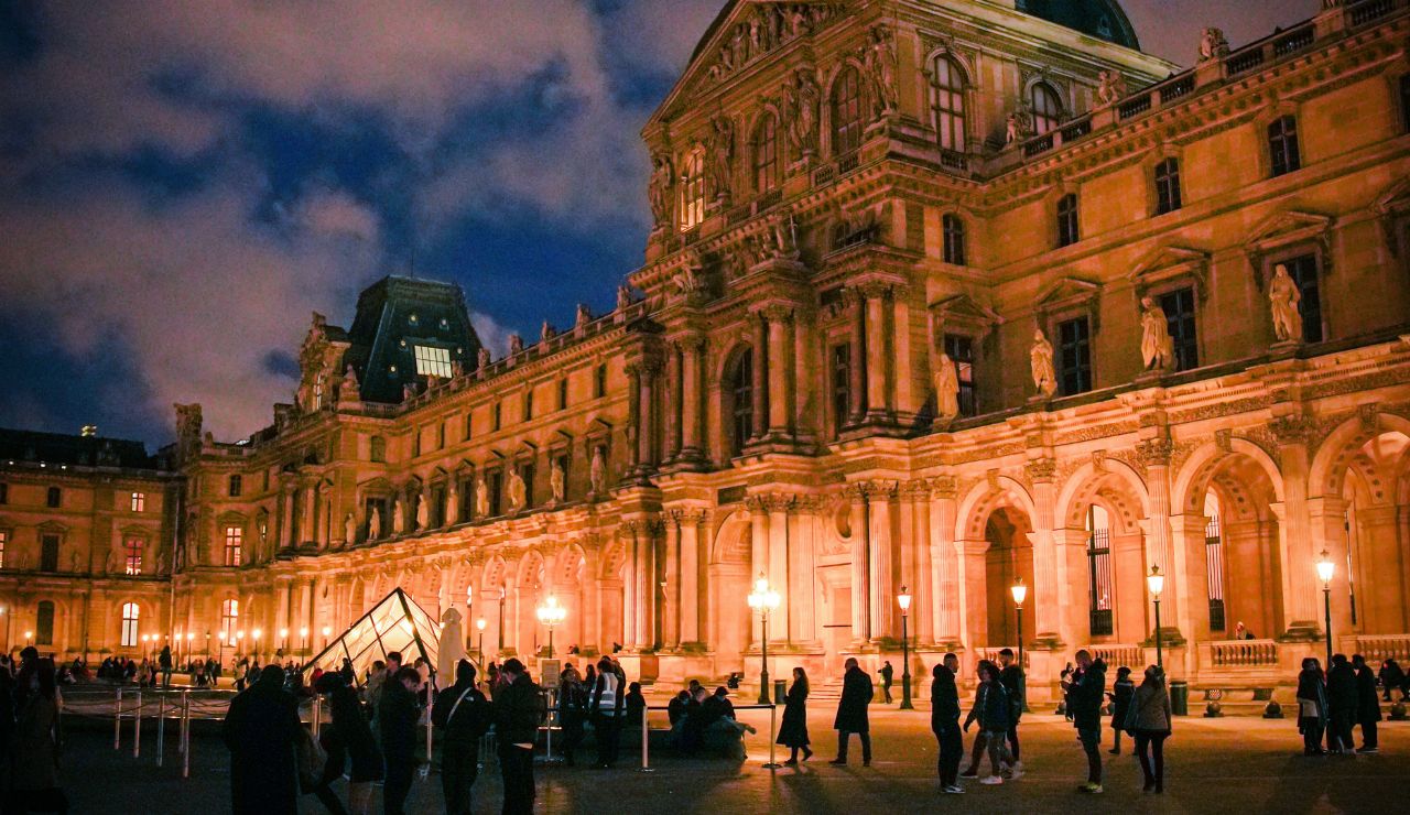 Louvre entrance in the morning with fewer tourists