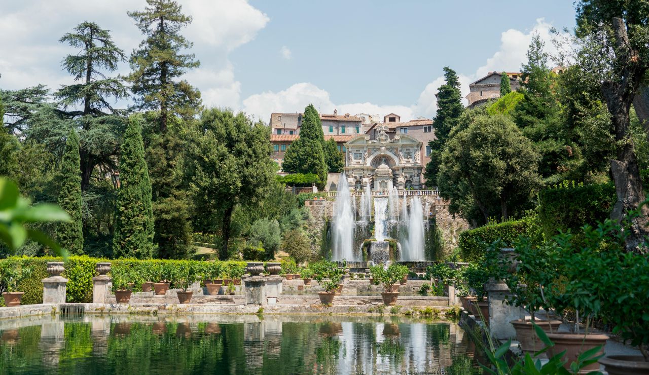 Palace and lakefront in Mantua reflecting the Renaissance architecture