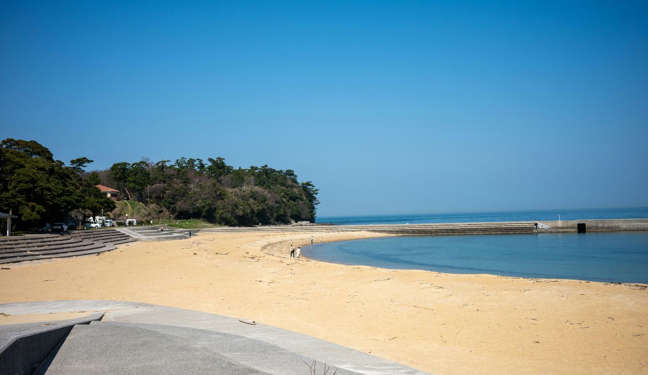 Ocean Springs beach with calm water and art shops