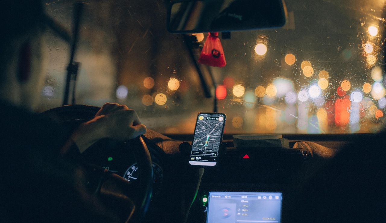 Smartphone displaying offline map while traveling through a city