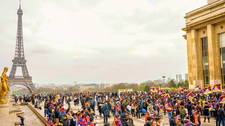 Tourists gathered at an overcrowded scenic viewpoint