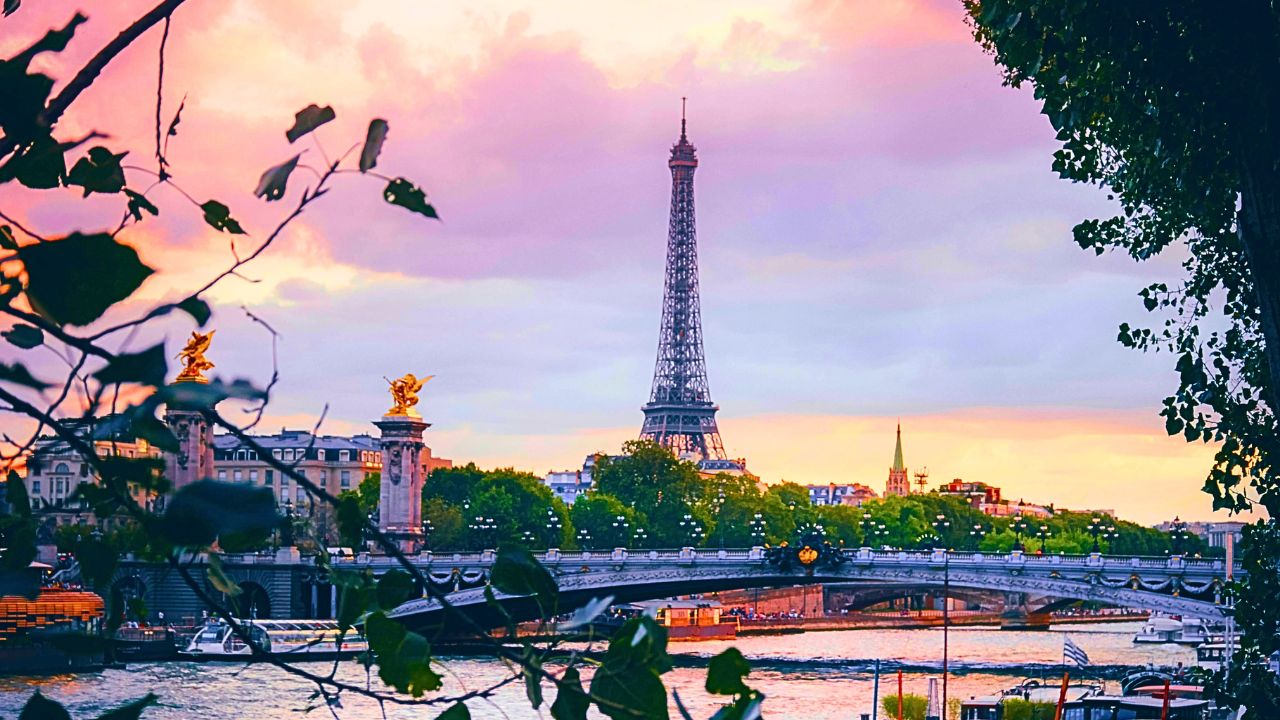 Paris travel collage showing key attractions and romantic scenes