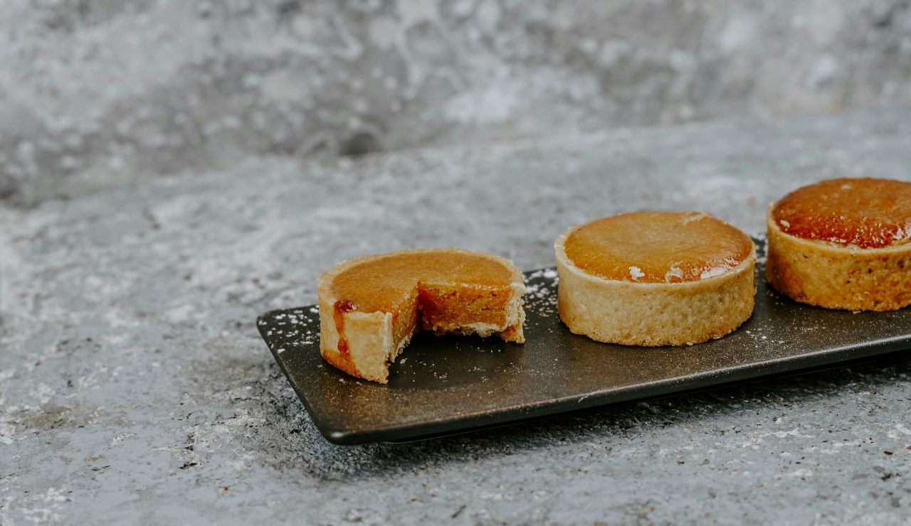 Circle slices of tomato pie on a tray