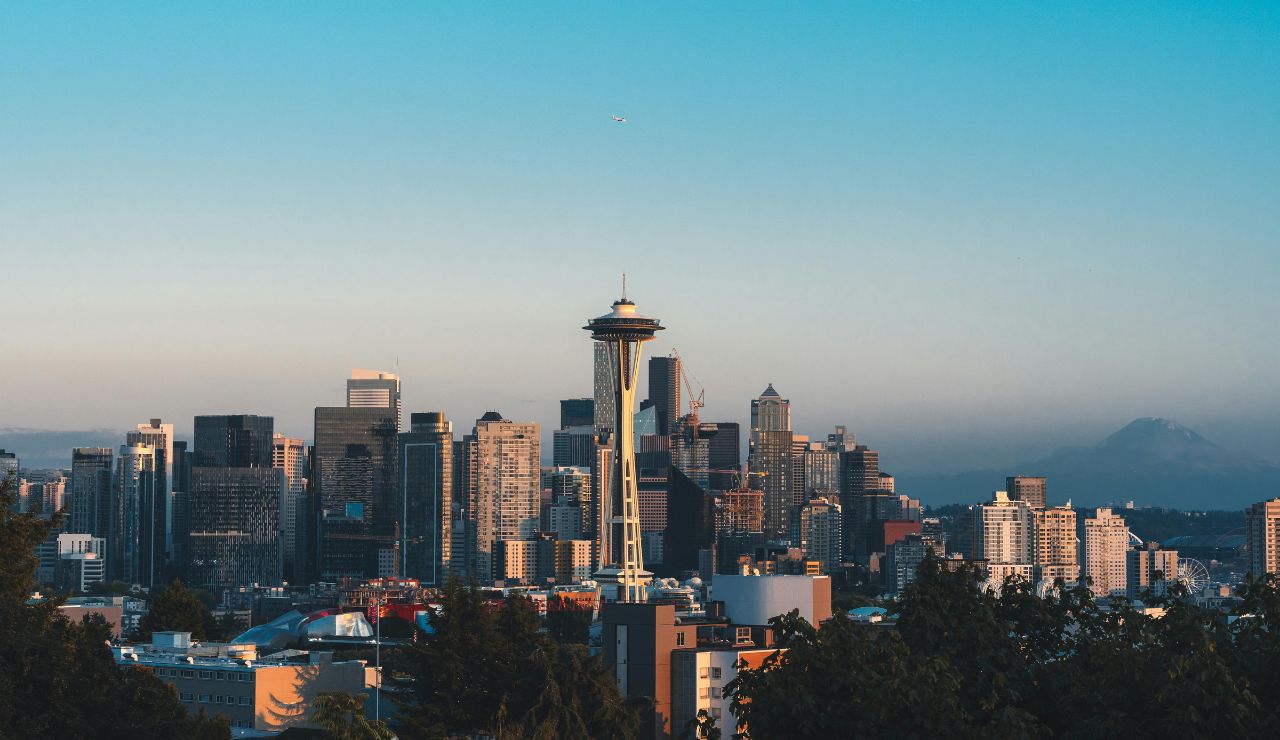 Seattle skyline with Space Needle and Mount Rainier in background