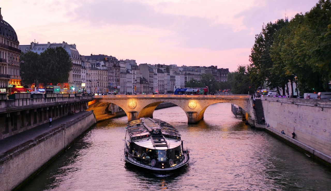 Sunset Seine river cruise with Eiffel Tower in the background