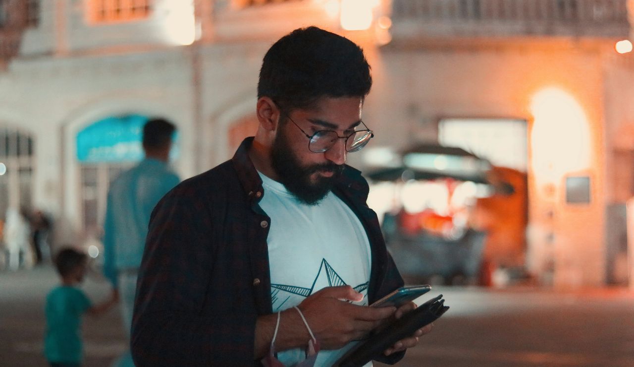  Traveler sending a quick text before heading out for an evening stroll