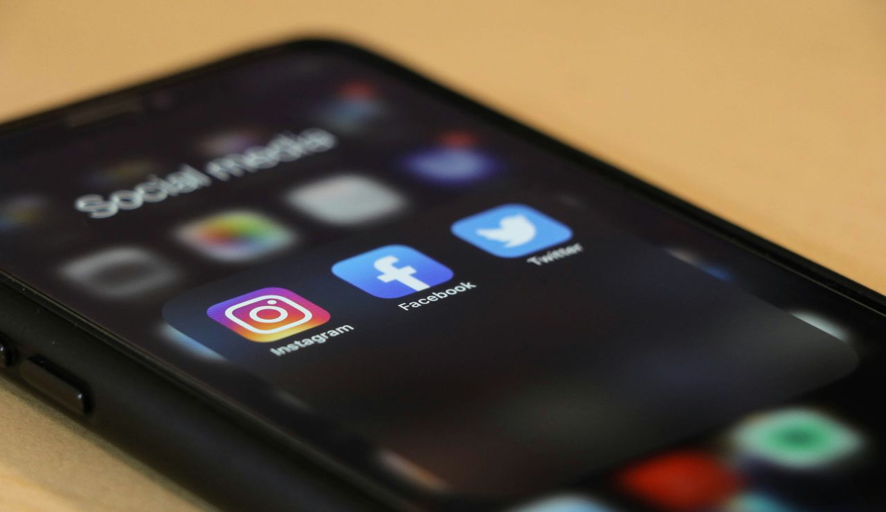 Smartphone screen showing Instagram, Facebook, and Twitter app icons.