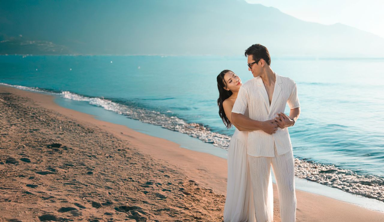 Hammock between palm trees on Tulum’s beach capturing its barefoot luxury.